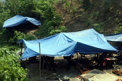 Khu vực lán trại của những người khai thác vàng trái phép. (Ảnh: Đỗ Trưởng/TTXVN)