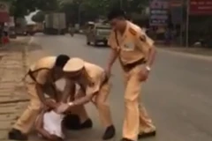 Bị dừng xe kiểm tra, dùng dao dài 1m đe dọa cảnh sát giao thông