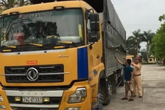 Bắt giữ xe ôtô chở 13 tấn mỡ động vật không rõ nguồn gốc