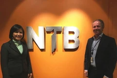 Đại sứ Lê Thị Tuyết Mai (trái) và Giám đốc điều hành kiêm Tổng biên tập NTB Pål Bjerketvedt. (Nguồn: Đại sứ quán Việt Nam tại Na Uy cung cấp)