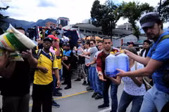 Chuyển hàng cứu trợ cho các nạn nhân vụ động đất tại thủ đô Quito. (Nguồn: AFP/TTXVN)