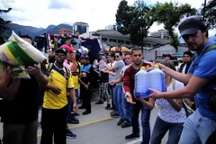 Chuyển hàng cứu trợ cho các nạn nhân vụ động đất tại thủ đô Quito. (Nguồn: AFP/TTXVN)