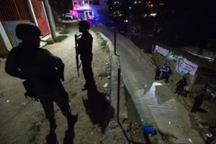 Cảnh sát và binh sỹ Mexico điều tra tại hiện trường một vụ tấn công ở Acapulco, bang Guerrero. (Nguồn: AFP/TTXVN)