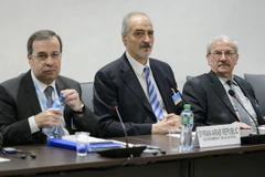 Trưởng đoàn đàm phán của phái đoàn Chính phủ Syria Bashar al-Jaafari (giữa) trong một cuộc họp ở Geneva, Thụy Sĩ ngày 24/3. (Nguồn: AFP/TTXVN)