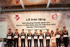 10 gương mặt xuất sắc nhận Giải thưởng Honda Y-E-S 2015. (Ảnh: Văn Xuyên/Vietnam+)