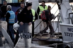 Người nhập cư lên phà Nezli Jale để quay trở lại Thổ Nhĩ Kỳ. (Nguồn: AFP)