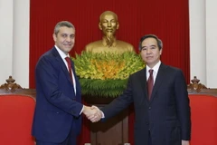 Trưởng ban Kinh tế Trung ương Nguyễn Văn Bình đón tiếp ông Andrea Vella. (Ảnh: An Đăng/TTXVN)
