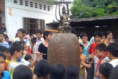 Dân trong xã Yên Phụ đã vây kín trụ sở Ủy ban Nhân dân vì nghi ngờ chiếc chuông trong chùa là giả. (Ảnh: Xuân Dũng/Vietnam+)