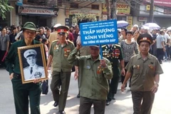 Những người lính già với nén tâm nhang đến viếng Đại tướng chiều ngày 12/10. (Ảnh: Trung Hiền/Vietnam+)