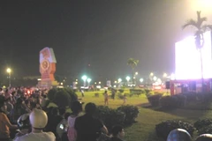 Hà Nội lại có những rạp "chiếu bóng" ngoài trời như mấy chục năm về trước (Ảnh: Sơn Bách/Vietnam+) 