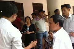 Thân nhân của anh Hùng bức xúc vì cách làm việc của các bác sỹ (Ảnh: Xuân Dũng/Vietnam+)