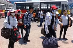 Nhiều sĩ tử vừa xuống xe đã mệt lả vì nắng như thiêu đốt. (Ảnh: Xuân Dũng/Vietnam+)
