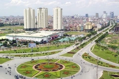 Nhiều nhà đầu tư đang đứng trước ngã ba đường với những thông tin mịt mù của công ty 1/5. (Ảnh: Minh Đông/TTXVN)