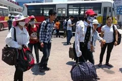 Nhiều sĩ tử vừa xuống xe đã mệt lả vì nắng như thiêu đốt. (Ảnh: Xuân Dũng/Vietnam+)