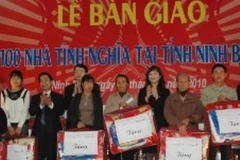 Lãnh đạo Vietinbank trao quà cho những gia đình nghèo tại Ninh Bình. (Nguồn: Vietinbank). 