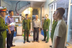 Cơ quan Công an đọc lệnh khám xét khẩn cấp nơi ở của Nguyễn Văn Cao. (Nguồn: Công an Bắc Giang)