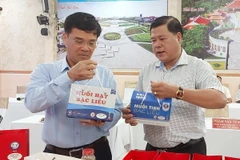 Các thành viên Hội đồng đánh giá, phân hạng sản phẩm OCOP đánh giá phân hạng sản phẩm Muối tinh, Muối hạt của Công ty cổ phần Muối Bạc Liêu. (Ảnh: Tuấn Kiệt/TTXVN)