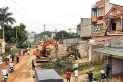 Lực lượng chức năng tháo dỡ công trình vi phạm của gia đình ông Nguyễn Ngọc Sơn ở thôn 6, xã Ba Trại, huyện Ba Vì, thành phố Hà Nội. (Ảnh: Vũ Sinh/TTXVN)