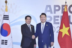 Chủ tịch nước Lương Cường gặp Tổng thống Hàn Quốc Yoon Suk Yeol. (Ảnh: Lâm Khánh/TTXVN)