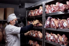 Thịt bò được bày bán tại cửa hàng ở Buenos Aires, Argentina. (Ảnh: AFP/TTXVN)