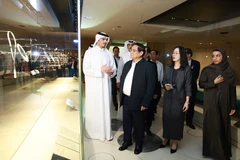 Thủ tướng Phạm Minh Chính tham quan các hiện vật trưng bày tại Bảo tàng Nghệ thuật Hồi giáo ở Thủ đô Doha (Qatar).(Ảnh: Dương Giang/TTXVN)