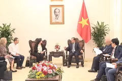 Phó Thủ tướng Bùi Thanh Sơn tiếp Phó Chủ tịch Ngân hàng Thế giới Manuela V.Ferro. (Ảnh: Chu Thanh Vân/TTXVN)