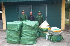 Nguyễn Văn Cường cùng tang vật tại cơ quan chức năng. (Ảnh: TTXVN phát)