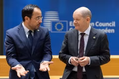 Thủ tướng Đức Olaf Scholz (phải) và Tổng thống CH Cyprus Nikos Christodoulides tại Hội nghị thượng đỉnh bất thường của EU ở Brussels, Bỉ, ngày 17/4/2024. (Ảnh: THX/TTXVN)
