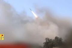 Một vụ tấn công tên lửa của Phong trào Hồi giáo Hezbollah. (Ảnh: IRNA/TTXVN)