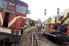 Hà Tĩnh: Xe ôtô đầu kéo vượt rào chắn lao thẳng vào tàu hỏa