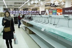 Belarus: Nỗ lực ngăn chặn người dân rút tiền và mua sắm