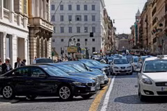 Italy: Chính phủ ra quy định mới hạn chế số lượng xe ôtô công