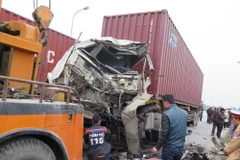Nam Định: Xe container lấn đường đâm trực diện xe giường nằm