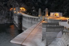 Bang California cần hàng chục triệu lít nước để thoát khỏi hạn hán