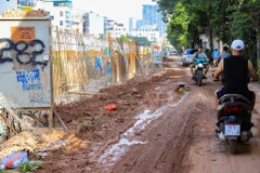 Dự án 800 tỷ đồng chậm tiến độ, người dân sống chung với ‘lũ’