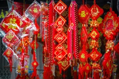 Phố Hàng Mã lung linh trong sắc vàng đỏ trước thềm Tết Quý Mão