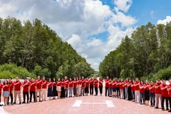 Những trái tim của từng cán bộ, nhân viên Báo Điện tử VietnamPlus dâng lên niềm tự hào khi được đặt chân đến vùng cực Nam Tổ quốc. (Ảnh: Minh Sơn/Vietnam+)