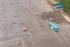 Tài xế xe buýt phô diễn kỹ thuật trong Hội thi lái xe giỏi, an toàn