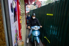 Tái diễn cảnh 'lô cốt tôn' án ngữ dưới lòng đường Lương Thế Vinh