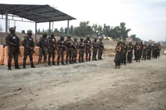 Cảnh sát bắt giữ các tay súng tình nghi là phiến quân trong chiến dịch truy quét nơi ẩn náu của Taliban ở Jalalabad, Afghanistan, ngày 17/2. (Ảnh: THX/TTXVN)