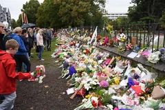 Người dân tưởng niệm các nạn nhân thiệt mạng trong vụ xả súng tại Christchurch, New Zealand, ngày 17/3/2019. (Ảnh: THX/ TTXVN)