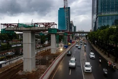 Công trình xây dựng dự án đường sắt nhẹ ở Jarkata, Indonesia. (Nguồn: AFP/ TTXVN)
