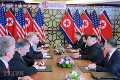 Tổng thống Mỹ Donald Trump (thứ 3, trái) và Chủ tịch Triều Tiên Kim Jong-un trong cuộc gặp tại Hội nghị thượng đỉnh Mỹ-Triều lần hai tại Hà Nội. (Ảnh: AFP/TTXVN)