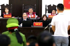 Chủ tọa phiên tòa Nguyễn Vinh Quang xét hỏi các bị cáo. (Ảnh: Trung Kiên/TTXVN)