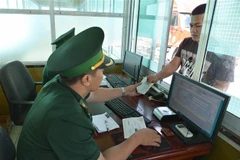 Lực lượng biên phòng cửa khẩu Quốc tế Hữu Nghị (Lạng Sơn) tích cực giải quyết thủ tục thông quan nhanh chóng. (Ảnh: Quang Duy/TTXVN)