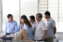 Lãnh đạo tỉnh đến thăm hỏi các nạn nhân đang cấp cứu tại bệnh viện đa khoa tỉnh Bình Thuận. (Ảnh: Nguyễn Thanh/TTXVN)
