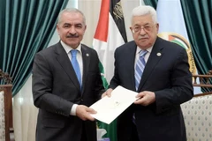 Tổng thống Palestine Mahmud Abbas (phải) trao quyết định bổ nhiệm Thủ tướng cho ông Mohammad Shtayyeh ngày 10/3/2019. (Ảnh: REUTERS/TTXVN)