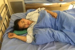 Cháu bé được cấp cứu tại Bệnh viện Đa khoa huyện Mộc Châu, tỉnh Sơn La. (Ảnh: TTXVN phát)