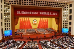 Các đại biểu thông qua Nghị quyết chính trị của Ủy ban Chính Hiệp Toàn quốc Khóa XIII. (Ảnh: Vĩnh Hà/TTXVN)