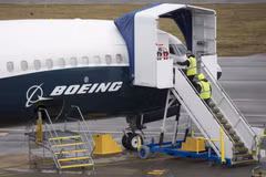 Công nhân làm việc bên chiếc máy bay Boeing 737 MAX 9 tại nhà máy của Boeing ở Renton, Washington, Mỹ, ngày 12/3/2019. (Ảnh: AFP/ TTXVN)